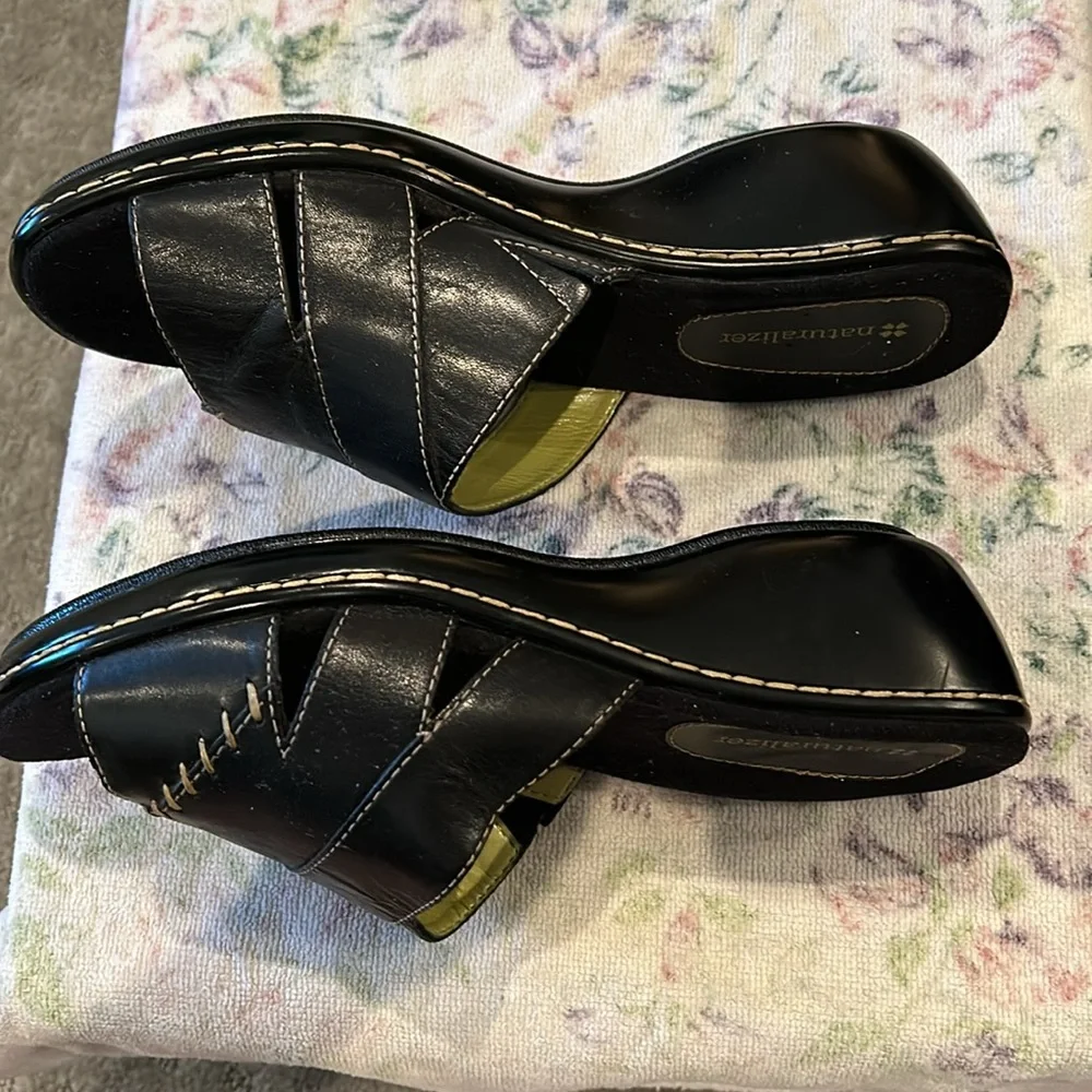 Naturalizer slip on sandals.  Size 8 WW - Picture 5 of 7